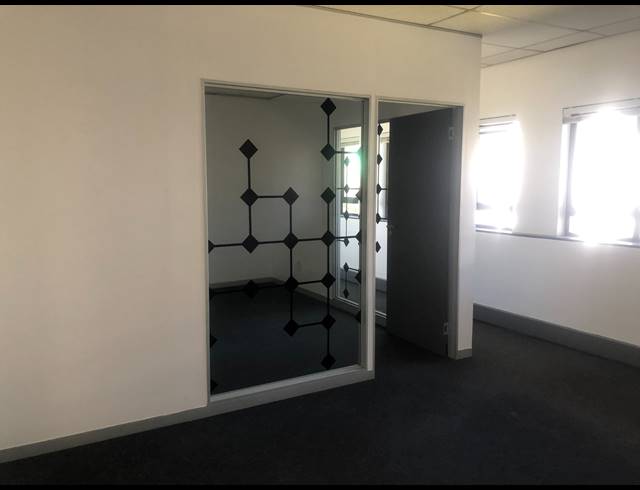 89M² OFFICE TO LET IN HYDE PARK